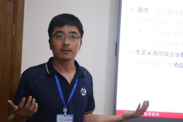 穿蓝色衣服的人AI 生成的内容可能不正确。