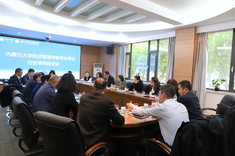 一群人在餐厅里中度可信度描述已自动生成