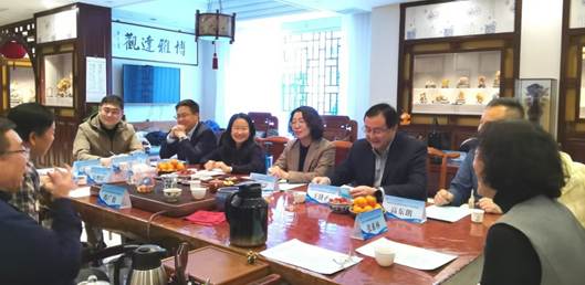 一群人在餐厅用餐描述已自动生成