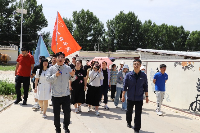 一群人站在街道上描述已自动生成