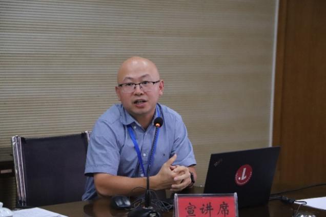 穿着蓝色衣服的男人在桌子前AI 生成的内容可能不正确。