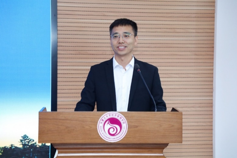 穿着西装笔挺的男子与配字描述已自动生成