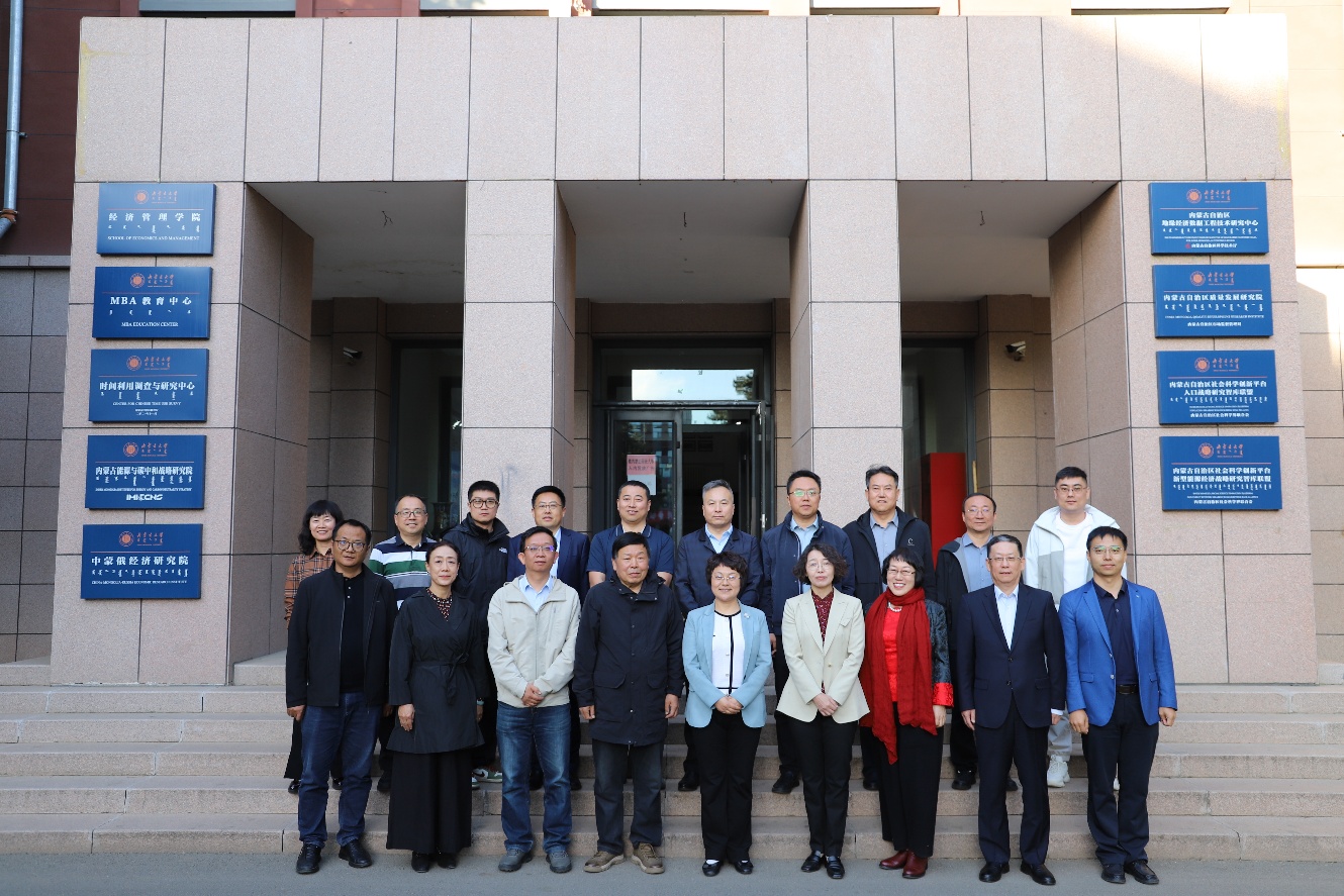 一群人站在建筑前描述已自动生成